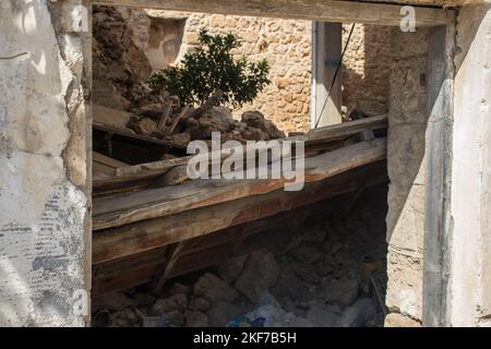 Héraklion, Crète, Grèce, 28 septembre 2021: Un jour après le tremblement de terre catastrophique de magnitude 5,8 à la ville d'Arkalochori. Ancienne maison en pierre endommagée Banque D'Images