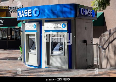Los Angeles, CA - novembre 2022 : guichet automatique Chase Bank situé dans le centre-ville de Los Angeles Banque D'Images