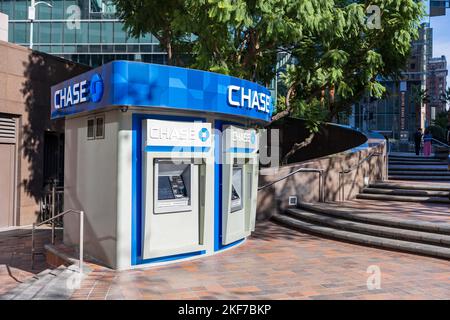 Los Angeles, CA - novembre 2022 : guichet automatique Chase Bank situé dans le centre-ville de Los Angeles Banque D'Images