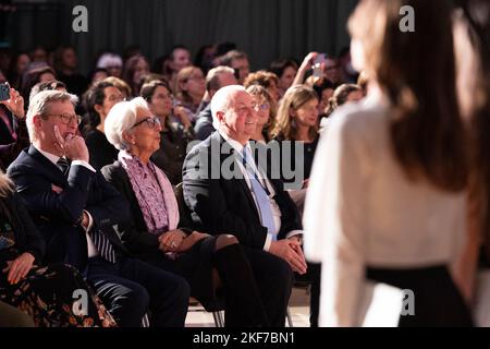 16 novembre 2022, Hessen, Francfort-sur-le-main : Andreas Beckmann, secrétaire général des écoles européennes (ES, l-r), Christine Lagarde, présidente de la Banque centrale européenne (BCE), et Ferdinand Patschneider, directeur de l'École européenne de Francfort (FSE), regardent une présentation à l'occasion du 20th anniversaire de l'École européenne de Francfort. Photo: Hannes P. Albert/dpa Banque D'Images