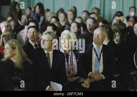 16 novembre 2022, Hessen, Francfort-sur-le-main: Andreas Beckmann, Secrétaire général des écoles européennes (ES, 2nd de gauche-r), Christine Lagarde, Présidente de la Banque centrale européenne (BCE), et Ferdinand Patschneider, Directeur de l'Ecole européenne de Francfort (ESF), applaudissent après une présentation à l'occasion du 20th anniversaire de l'Ecole européenne de Francfort. Photo: Hannes P. Albert/dpa Banque D'Images