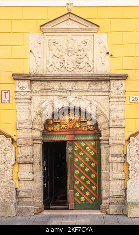 Estonie, Tallinn - 21 juillet 2022: Maison de la Fraternité des chefs noirs, Pikk 26, entrée historique monumentale et décorée, aujourd'hui utilisée par Kammerorke Banque D'Images