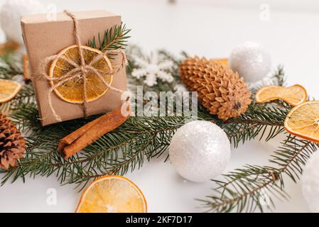 Cadeau de Noël enveloppé dans du papier kraft avec décoration naturelle Banque D'Images