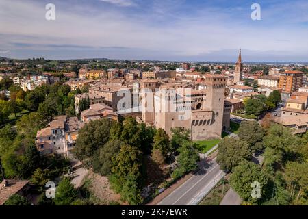 Vue latérale du château de Vignola en Émilie-Romagne, en Italie, par une journée ensoleillée avec un ciel bleu et un environnement vert Banque D'Images