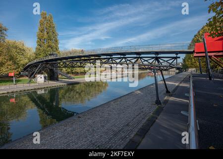 Réflexions sur le canal d'Ourcq d'un pont moderne au lever du soleil Banque D'Images