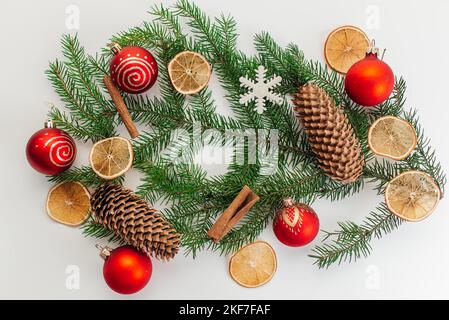Composition de Noël avec décoration naturelle et jouet de balle rouge. Banque D'Images