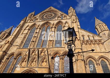 Cathédrale York Minster et ancien lampadaire victorien, transept sud et entrée principale, ville de York, Yorkshire, Angleterre, Royaume-Uni, YO1 7LG Banque D'Images