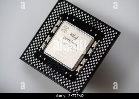 Timisoara, Roumanie - 17 octobre 2020 : gros plan d'un processeur Intel MMX FV80503166, 166 MHz, socket 7 isolé sur fond blanc Banque D'Images