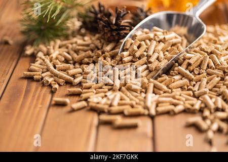 Granulés de bois en pelle sur la table en bois. Banque D'Images