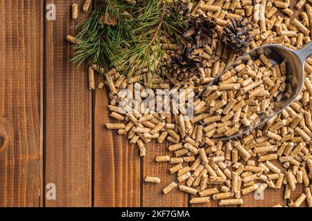 Granulés de bois en pelle sur la table en bois. Vue de dessus. Banque D'Images