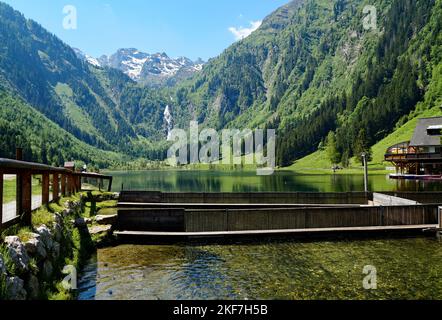 Paysage alpin pittoresque avec une cascade, un lac alpin transparent et plusieurs étangs de reproduction de truites dans les Alpes autrichiennes du Schladming-Dachtein Banque D'Images