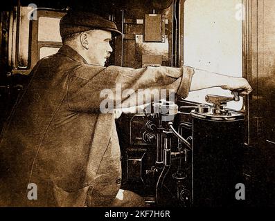 Vers 1930 image d'un conducteur de train qui commande le dispositif de sécurité « Dead Man's Handle » sur un train souterrain de Londres. Le conducteur doit garder la main sur le dispositif pendant le voyage, sinon le train s'arrêtera, Banque D'Images