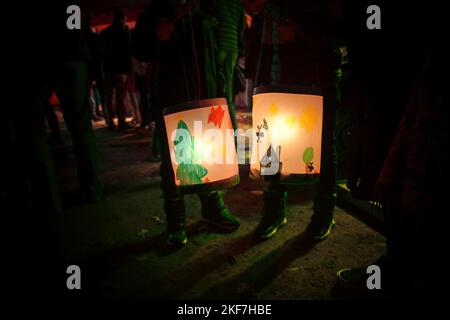 Lanternes maison peintes par des enfants sur une procession traditionnelle de lumières le jour de St Martin la nuit, espace de copie, foyer sélectionné, profondeur étroite de Banque D'Images