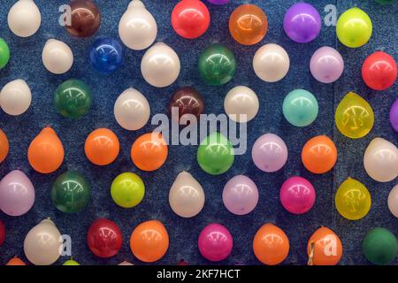 Ballons colorés qui doivent être frappés avec des flèches de fléchettes, lancer le jeu au carnaval de foire, plein cadre arrière-plan Banque D'Images