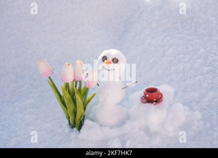 Bonjour printemps, bye hiver. Bonhomme de neige avec tasse à café. Bonhomme de neige avec fleurs. Banque D'Images