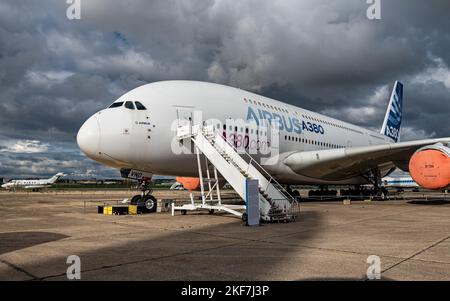 Airbus A380 exposé au Musée français de l'Air et de l'espace situé à l'extrémité sud-est de l'aéroport Paris-le Bourget. Banque D'Images