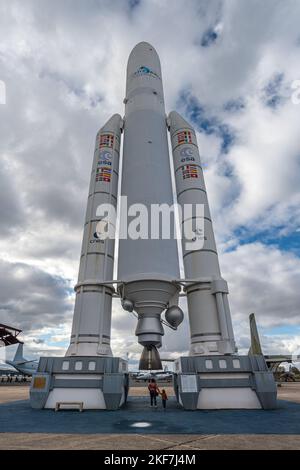 Maquette d'une fusée européenne Ariane 5 exposée au Musée français de l'Air et de l'espace situé à l'extrémité sud-est de l'aéroport Paris-le Bourget. Banque D'Images