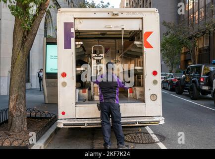 L'employé de FedEx se prépare à trier les livraisons à New York jeudi, 10 novembre 2022. (© Richard B. Levine) Banque D'Images