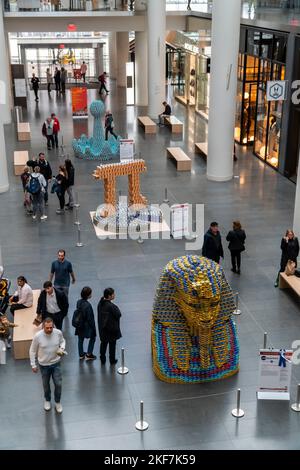 Les visiteurs peuvent voir le Concours annuel de conception de la construction de canyas à New York, vu vendredi, 11 novembre 2021, exposé à Brookfield place à New York. Entreprise d'architecture et de design participer à la conception et à la construction de structures géantes faites de boîtes de nourriture. Les canettes sont remises à City Harvest à la fin de l'exposition. Plus de 100 000 boîtes de nourriture sont collectées et seront utilisées pour nourrir les nécessiteux dans les cuisines à soupe et les panessaye de nourriture. (© Richard B. Levine) Banque D'Images