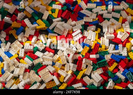 Une collection multicolore de briques en plastique de marque Lego à New York vendredi, 11 novembre 2022. (© Richard B. Levine) Banque D'Images