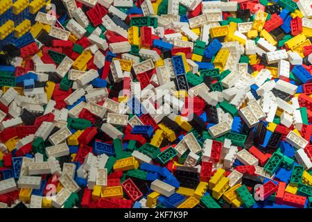 Une collection multicolore de briques en plastique de marque Lego à New York vendredi, 11 novembre 2022. (© Richard B. Levine) Banque D'Images