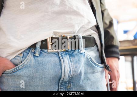 Homme en Jean avec élégante ceinture en cuir noir. Gros plan de l'accessoire d'artisanat. Mode et style. Banque D'Images