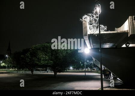 Clôture en fil de rasoir installée sur le toit de la station de métro Estacio pour empêcher le vol de fil. Rio de janeiro Brésil. Banque D'Images