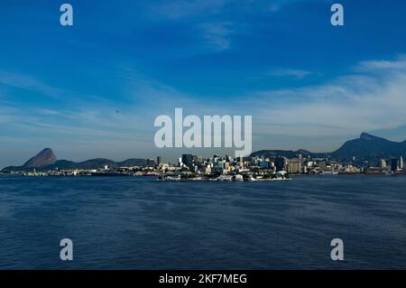 Centre-ville de Rio de Janeiro, entre les monuments Sugar Loaf et Christ le Rédempteur, vu de la baie de Guanabara. Banque D'Images