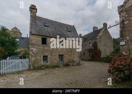 Rue médiévale avec des pavés et une maison dans le petit beau village de Locronan, Bretagne, France Banque D'Images