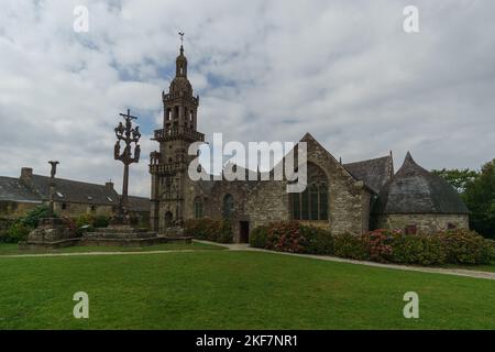 Belle église baroque bretonne typique nommée Chapelle Sainte-Marie-du-Menez-Hom avec pré en face, Plomodiern, Bretagne, France Banque D'Images