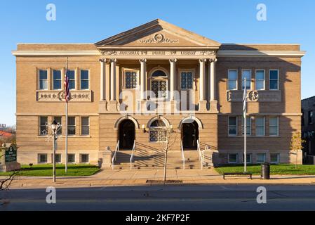 Janesville, Wisconsin - États-Unis - 7 novembre 2022 : extérieur de l'ancien édifice de la bibliothèque publique de Janesville, construit en 1901, sur un tremblement d'automne ensoleillé Banque D'Images