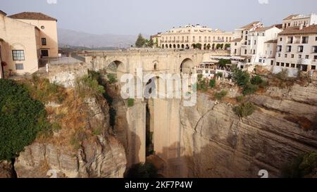 Vue aérienne de drone sur le Nouveau pont de Ronda. Villages blancs dans la province de Malaga, Andalousie, Espagne. Beau village sur la falaise de la montagne. Banque D'Images