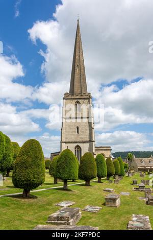 Eglise paroissiale de St Mary montrant des arbres de l'if, New Street, Painswick, Gloucestershire, Angleterre, Royaume-Uni Banque D'Images