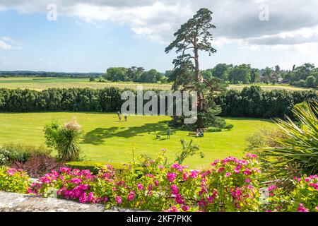 Vue depuis la terrasse du jardin, Château de Berkeley, Berkeley, Gloucestershire, Angleterre, Royaume-Uni Banque D'Images