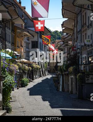 Une rue latérale typique de la ville de Thun, Suisse en été Banque D'Images