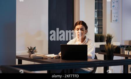 Divers collègues travaillant en équipe dans un bureau de démarrage, utilisant un ordinateur portable tard dans la nuit pour planifier la présentation du partenariat. Collaboration pour créer des rapports de données professionnels dans un bureau d'agence. Banque D'Images