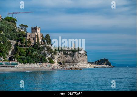 Plage de sable du village de finale Ligure sur la Riviera italienne Banque D'Images