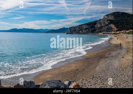 Plage de sable du village de finale Ligure sur la Riviera italienne Banque D'Images