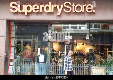 dublin, Irlande - 20 octobre 2022 : logo et entrée du magasin Superdry Banque D'Images