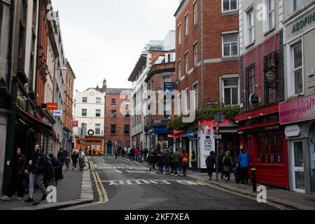 DUBLIN, IRLANDE - 20 octobre 2022 : rue animée de Dublin avec des bâtiments traditionnels typiques Banque D'Images