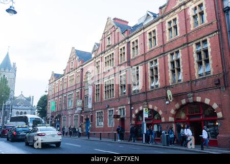 DUBLIN, IRLANDE - 20 octobre 2022 : rue animée de Dublin avec des bâtiments traditionnels typiques Banque D'Images