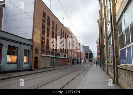 DUBLIN, IRLANDE - 20 octobre 2022 : rue animée de Dublin avec des bâtiments traditionnels typiques Banque D'Images