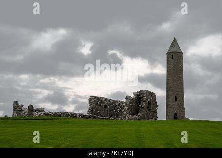 Site monastique à l'île Devenish, Lower Lough Erne, County Fermanagh, Irlande du Nord Banque D'Images