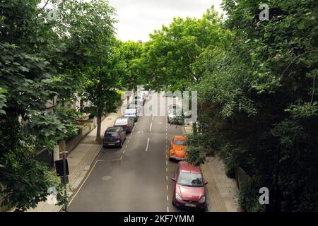 Vue sur la rue résidentielle du nord de Londres depuis l'ancien pont ferroviaire Parkland Walk, Haringey, North London, Royaume-Uni Mai Banque D'Images