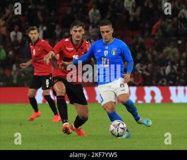 Stade d'Albanie, 16 novembre 2022, Giacomo Raspadori d'Italie lors du match de football amical entre les équipes nationales d'Albanie et d'Italie, au stade Air Albanie le 16 novembre 2022, Tirana, Albanie. Photo Nderim Kaceli Banque D'Images