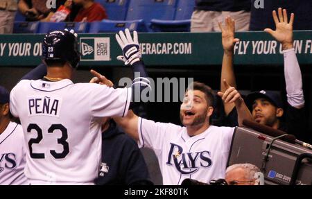 Saint-Pétersbourg, Floride, États-Unis. 22nd mai 2012. CARLOS PENA, à gauche, est accueilli dans le dugout de Tampa Bay Rays par LUKE SCOTT et DAVID PRICE après ses trois homer de course dans le 4th Dinning contre les Blue Jays de Toronto à Tropicana Field. Crédit: Tampa Bay Times/ZUMAPRESS.com/Alamy Live News Banque D'Images