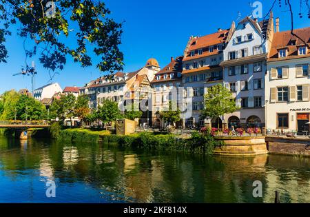 Le paysage urbain de Strasbourg donne sur des maisons de ville typiques au bord de l'eau Banque D'Images