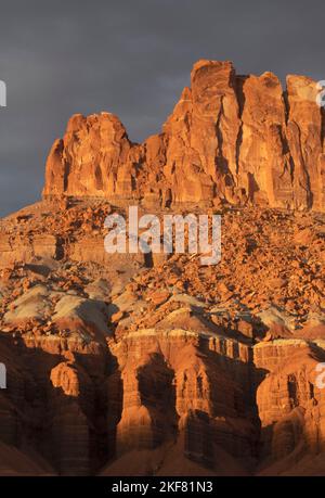 Coucher de soleil sur le mur Fluted, falaises sauvages du parc national de Capitol Reef, Utah Banque D'Images