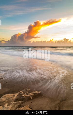 Une vue panoramique verticale de la magnifique plage Jensen en Floride pendant un lever de soleil fascinant Banque D'Images