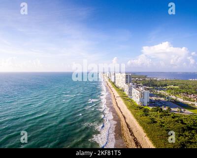 Une vue panoramique sur la belle plage Jensen en Floride, en été Banque D'Images